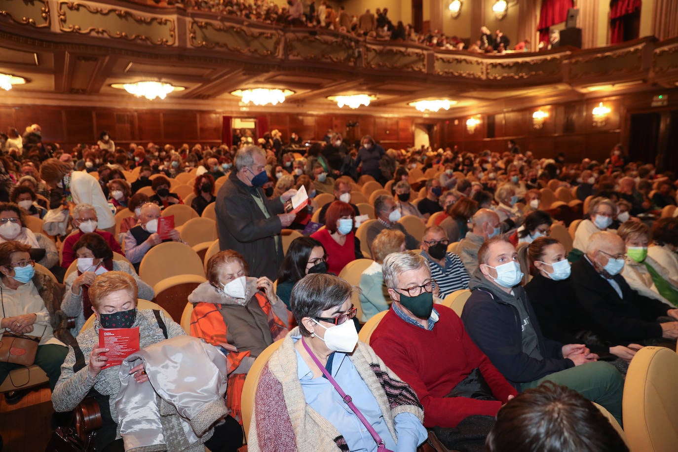 El teatro Jovellanos de Gijón se ha llenado para ovacionar 'Eva contra Eva', obra protagonizada por Ana Belén y Mel Salvatierra 