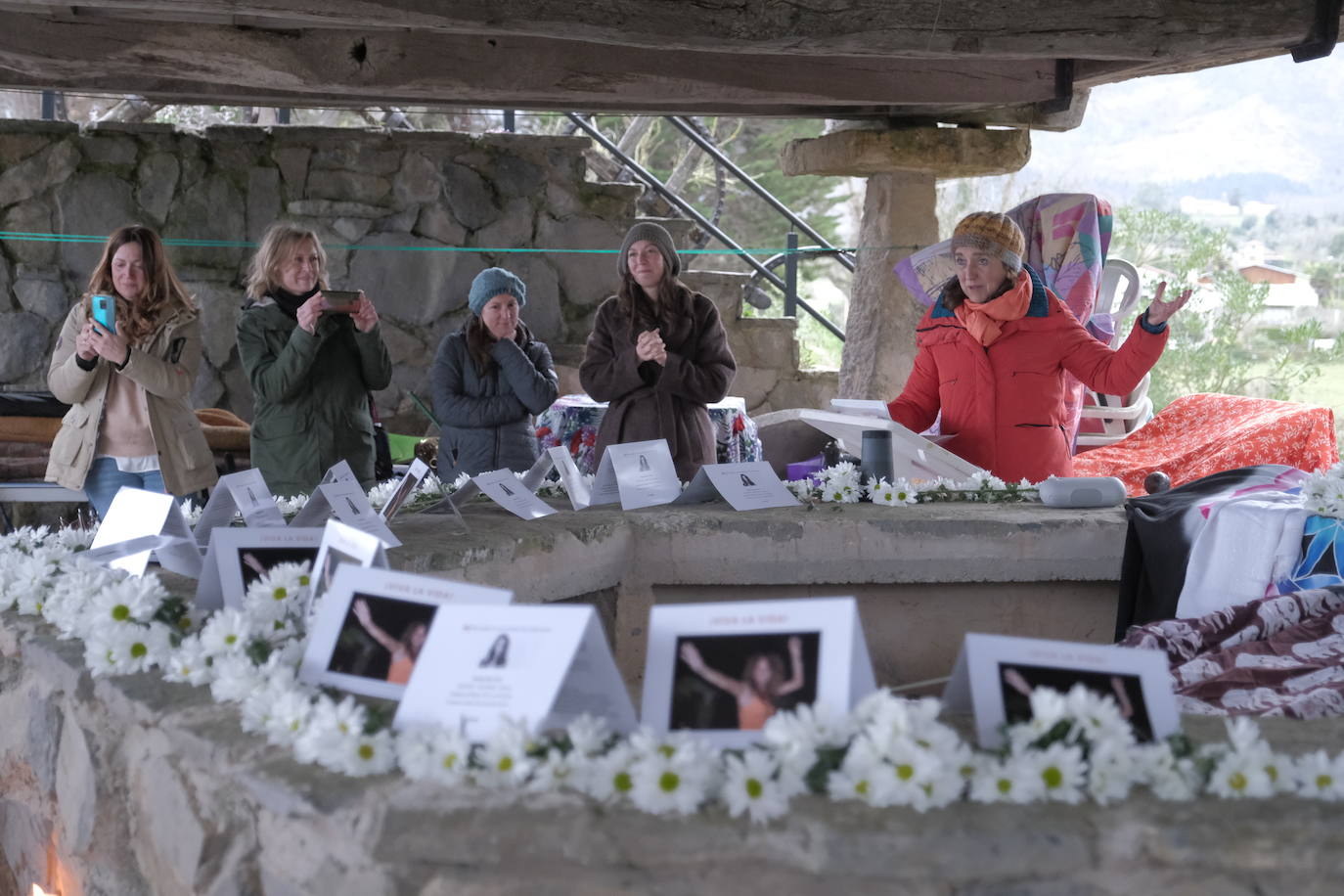 Familiares y amigos despiden en la playa de La Isla a Graciela Ruiz, que padecía ELA, «con música, abrazos, sidra y nada de negro» 