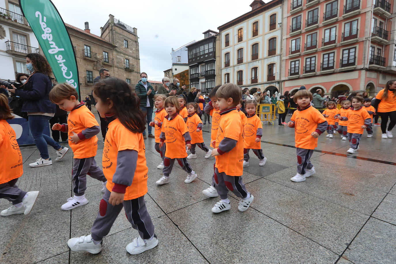 52 concejos de la región se visten de naranja en una carrera colectiva contra el cáncer infantil, organizada por la Asociación Galbán. El objetivo, recaudar fondos para promover la investigación bajo el lema «Una mejor supervivencia es posible». 