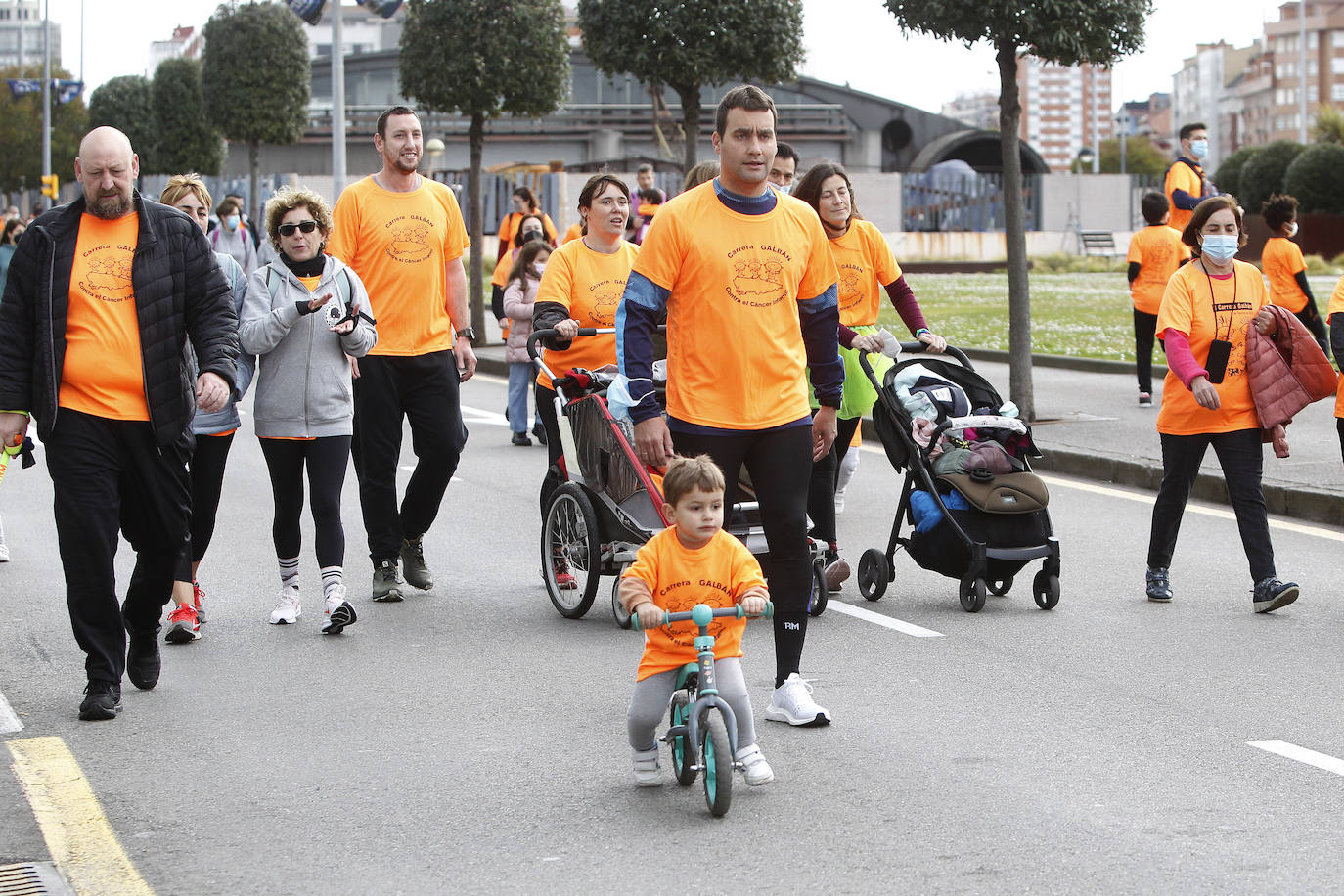 52 concejos de la región se visten de naranja en una carrera colectiva contra el cáncer infantil, organizada por la Asociación Galbán. El objetivo, recaudar fondos para promover la investigación bajo el lema «Una mejor supervivencia es posible». 