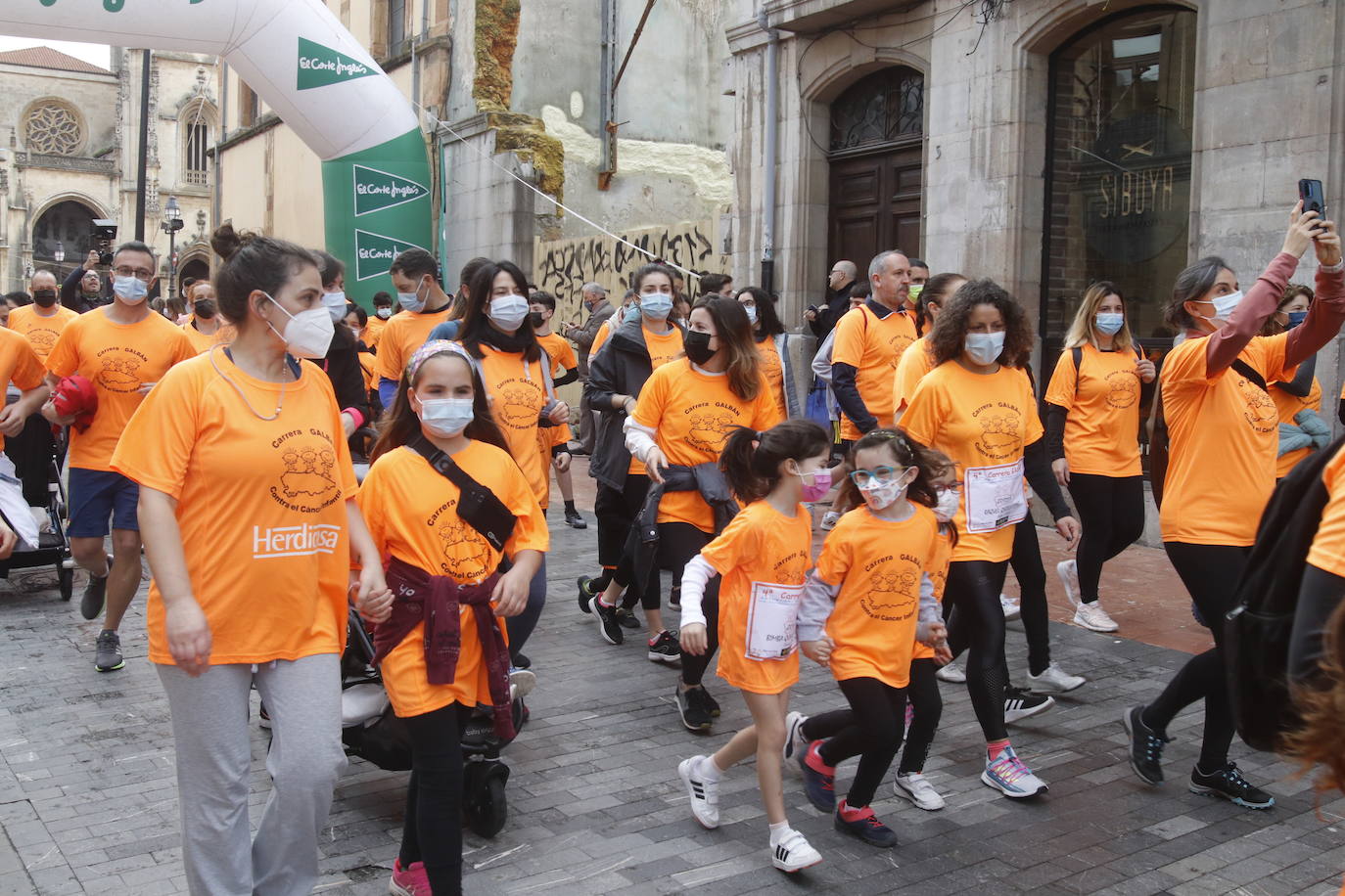 52 concejos de la región se visten de naranja en una carrera colectiva contra el cáncer infantil, organizada por la Asociación Galbán. El objetivo, recaudar fondos para promover la investigación bajo el lema «Una mejor supervivencia es posible». 