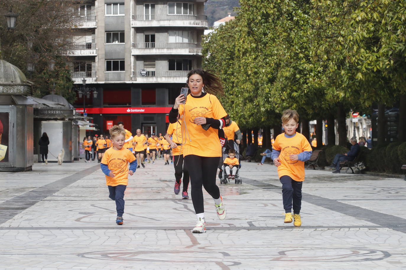 52 concejos de la región se visten de naranja en una carrera colectiva contra el cáncer infantil, organizada por la Asociación Galbán. El objetivo, recaudar fondos para promover la investigación bajo el lema «Una mejor supervivencia es posible». 