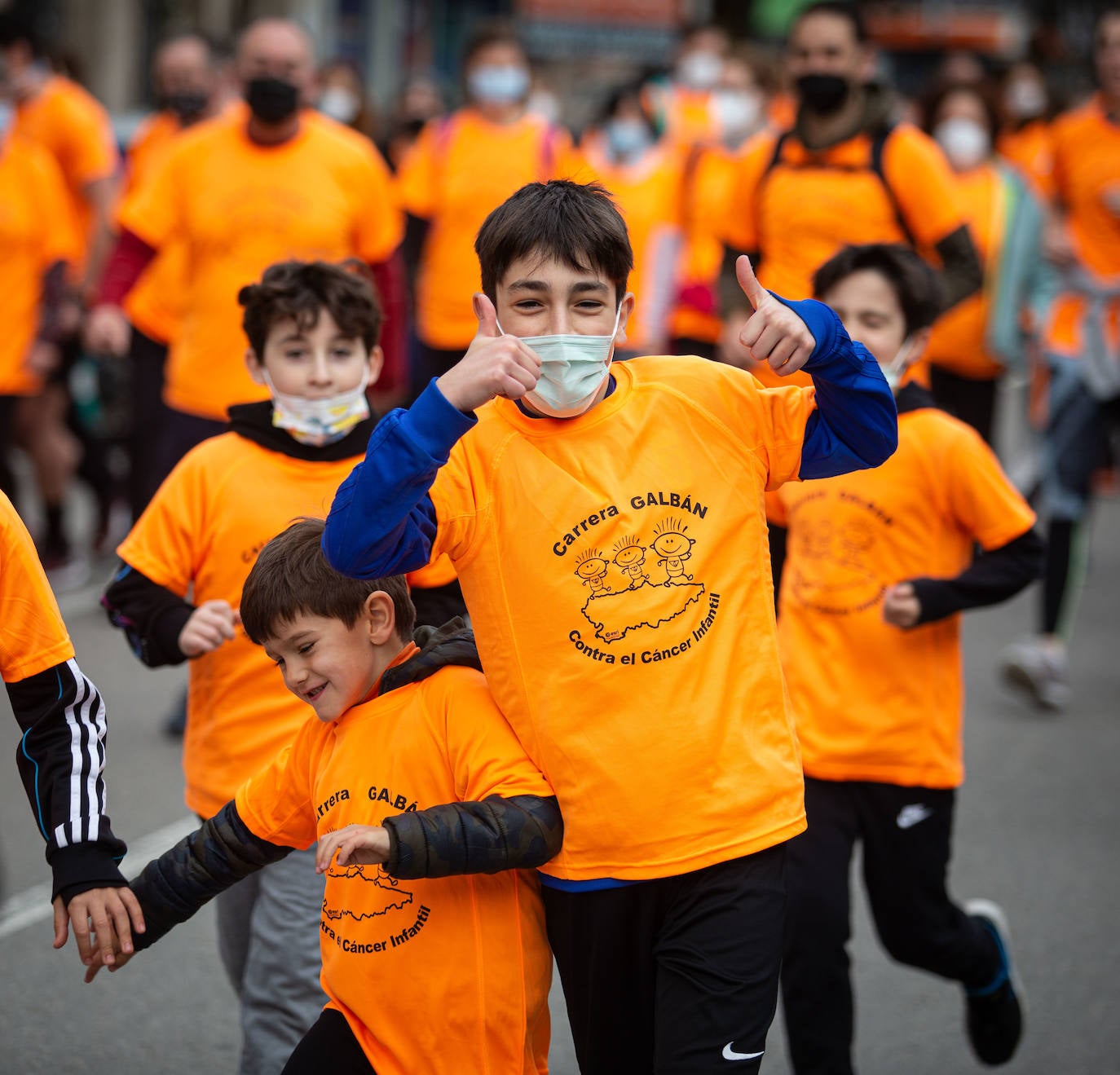 52 concejos de la región se visten de naranja en una carrera colectiva contra el cáncer infantil, organizada por la Asociación Galbán. El objetivo, recaudar fondos para promover la investigación bajo el lema «Una mejor supervivencia es posible». 