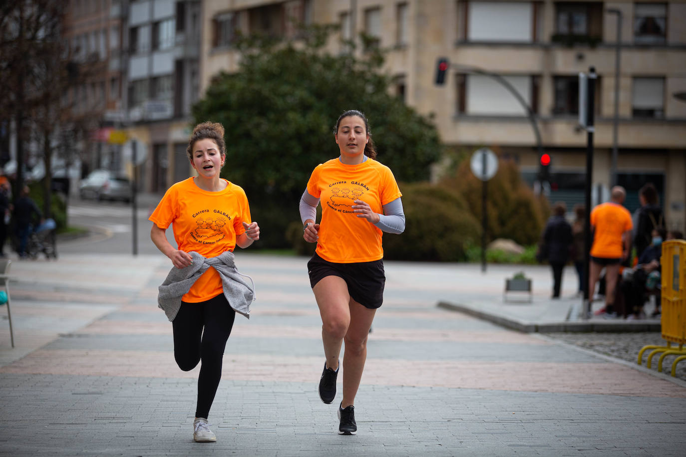 52 concejos de la región se visten de naranja en una carrera colectiva contra el cáncer infantil, organizada por la Asociación Galbán. El objetivo, recaudar fondos para promover la investigación bajo el lema «Una mejor supervivencia es posible». 