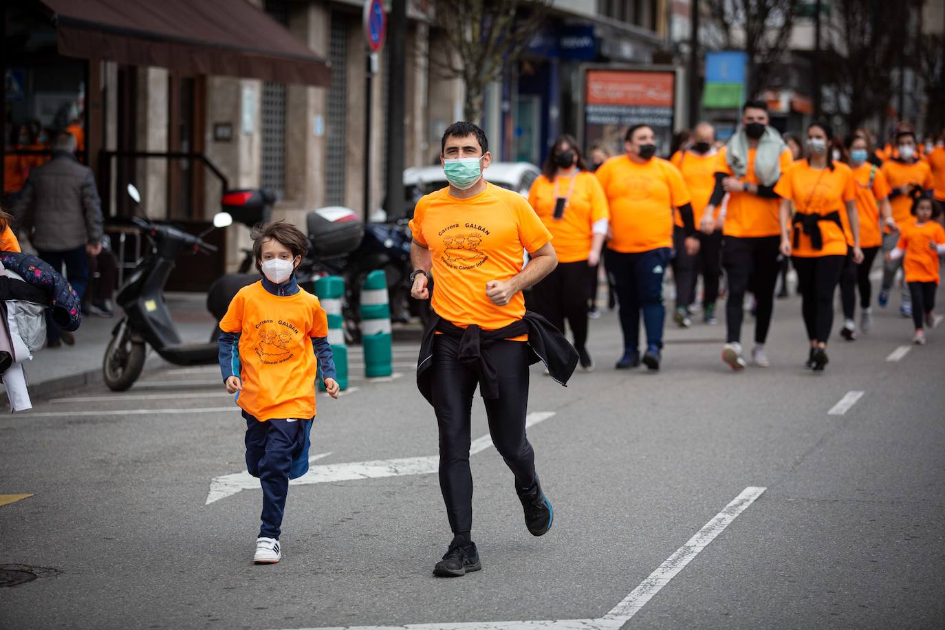 52 concejos de la región se visten de naranja en una carrera colectiva contra el cáncer infantil, organizada por la Asociación Galbán. El objetivo, recaudar fondos para promover la investigación bajo el lema «Una mejor supervivencia es posible». 