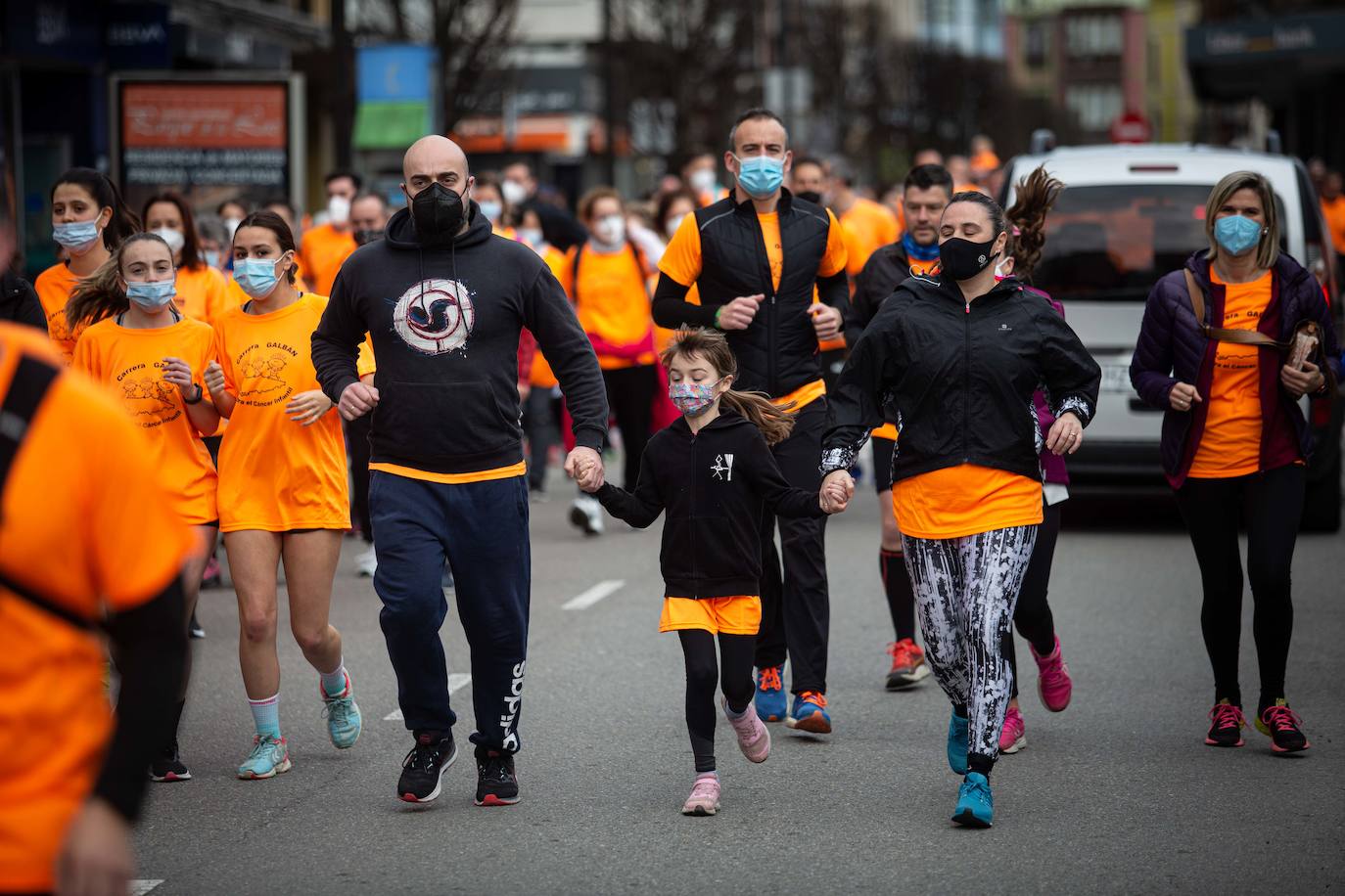 52 concejos de la región se visten de naranja en una carrera colectiva contra el cáncer infantil, organizada por la Asociación Galbán. El objetivo, recaudar fondos para promover la investigación bajo el lema «Una mejor supervivencia es posible». 