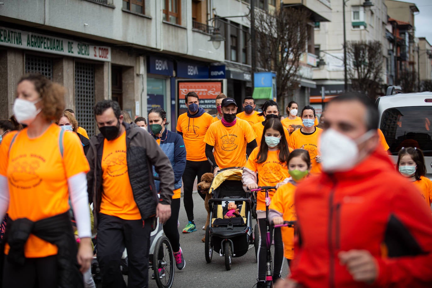 52 concejos de la región se visten de naranja en una carrera colectiva contra el cáncer infantil, organizada por la Asociación Galbán. El objetivo, recaudar fondos para promover la investigación bajo el lema «Una mejor supervivencia es posible». 