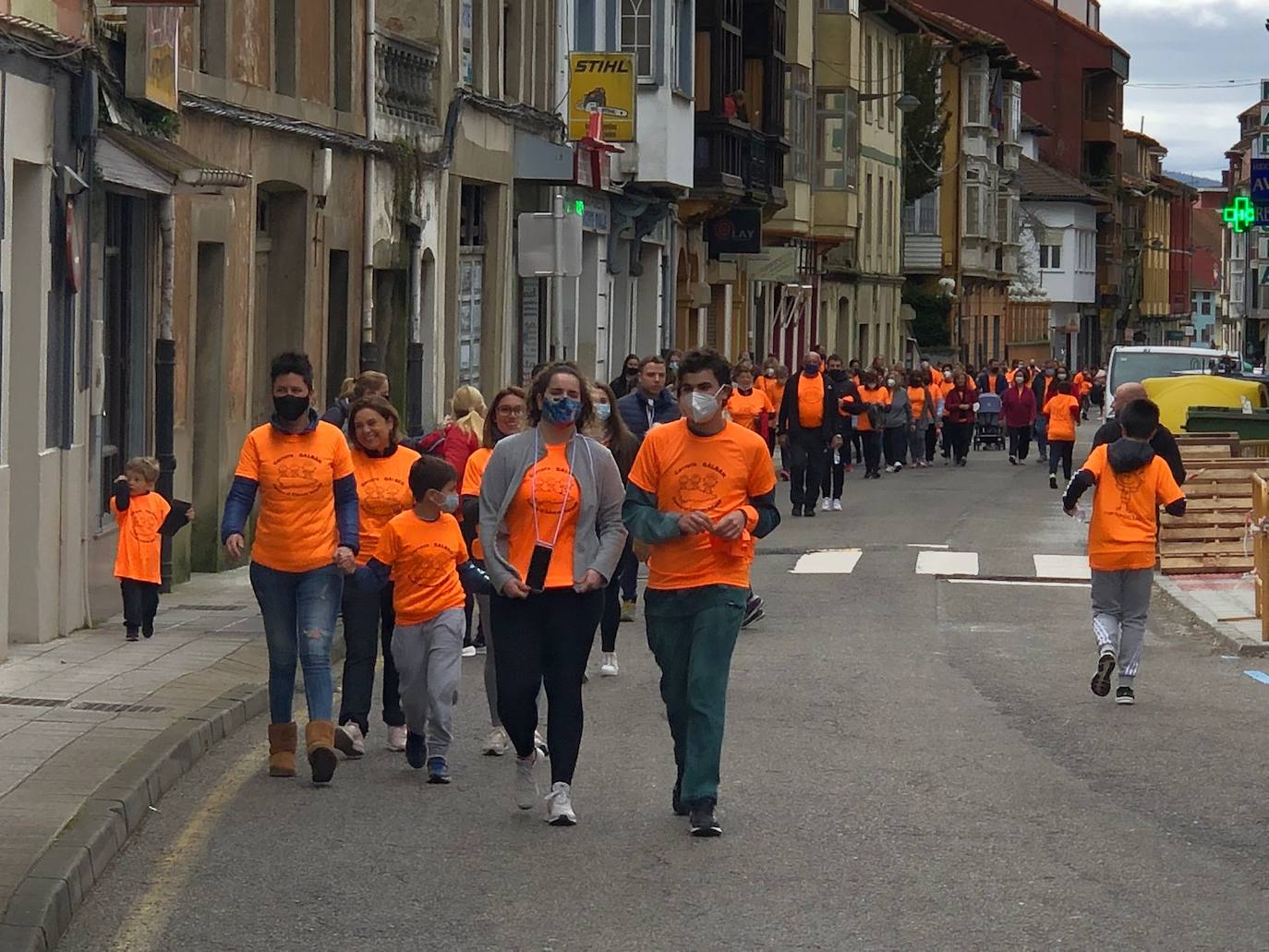 52 concejos de la región se visten de naranja en una carrera colectiva contra el cáncer infantil, organizada por la Asociación Galbán. El objetivo, recaudar fondos para promover la investigación bajo el lema «Una mejor supervivencia es posible». 