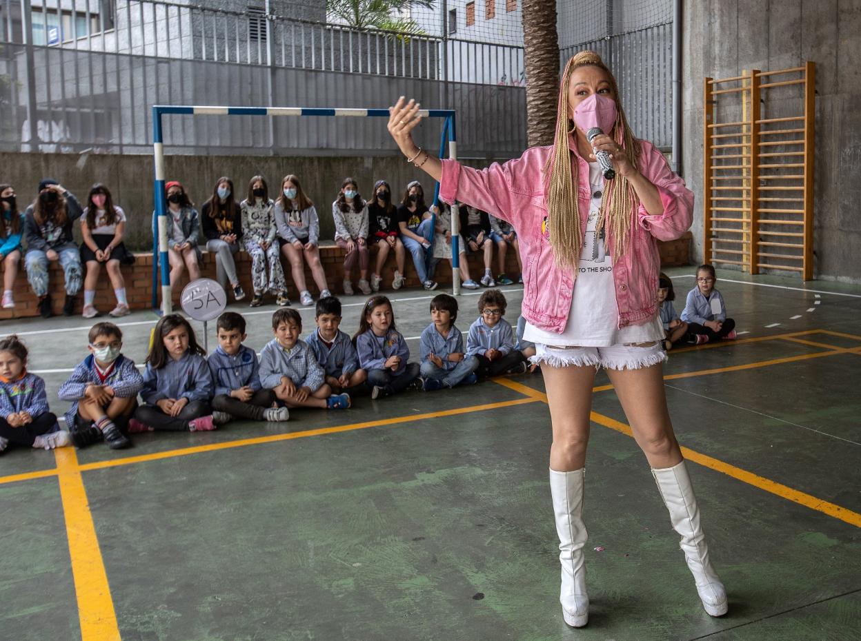 Susana, en una actuación en un colegio. 