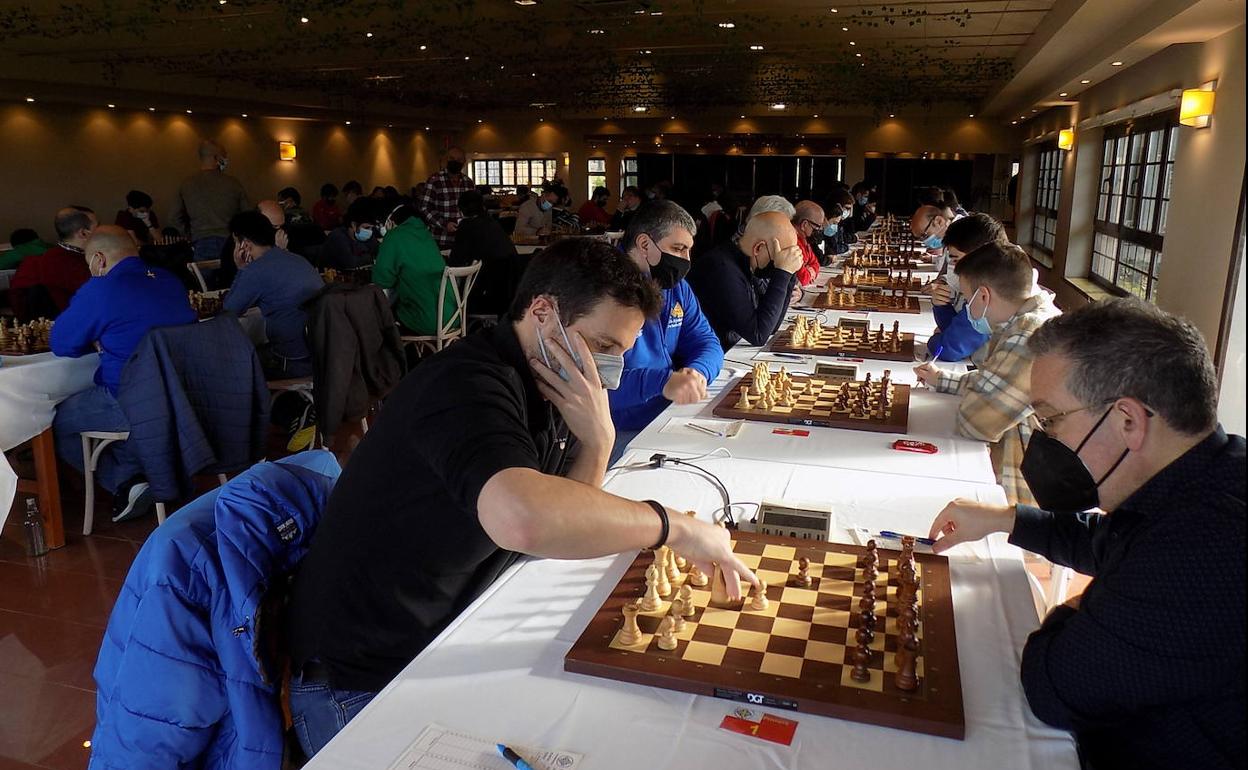 Sala de Primera y Segunda, con Enrique Álvarez y José Luis Blanco en primer plano. 