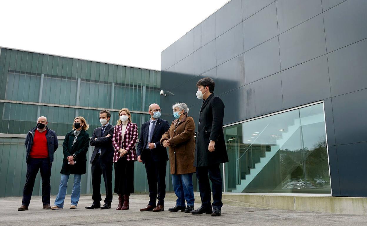 De izquierda a derecha, Santos Tejón, concejal de Promoción Económica de Gijón; Eva Pando, directora del Idepa; Javier Fernández, director general de Seguridad y Estrategia Digital; Cristina Fanjul, directora del Centro Europeo de Empresas e Innovación; Iván Aitor Lucas, director general de Innovación, Investigación y Transformación Digital; Ana González, alcaldesa de Gijón, y Borja Sánchez, consejero de Ciencia, Innovación y Universidad.