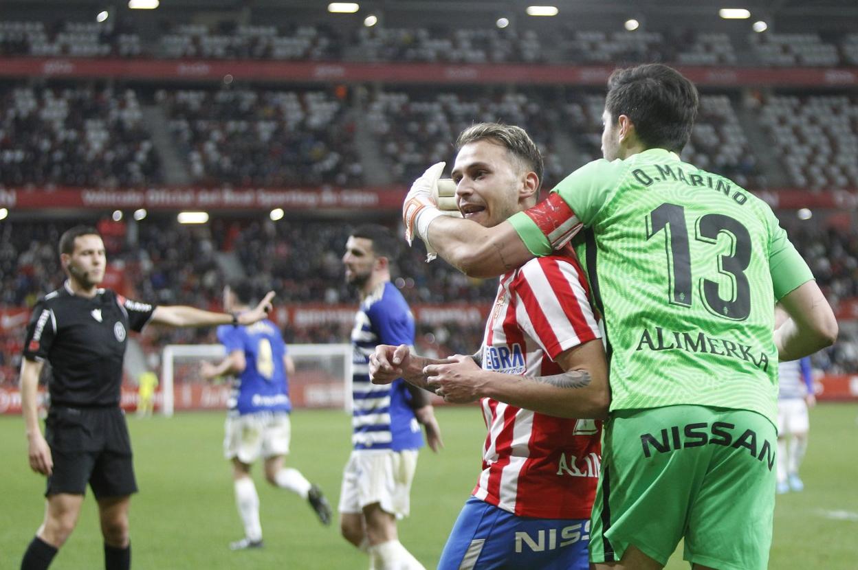 Mariño trata de calmar a Villalba, que se había ido a recriminar a los jugadores de la Ponferradina que no tiraran el balón fuera en la jugada que terminó con el tercer gol. 