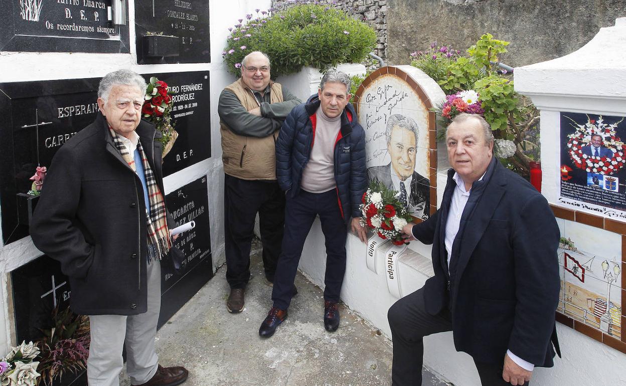 Integrantes de Gijón Participa han rendido homenaje a Arturo Fernández el día de su cumpleaños 