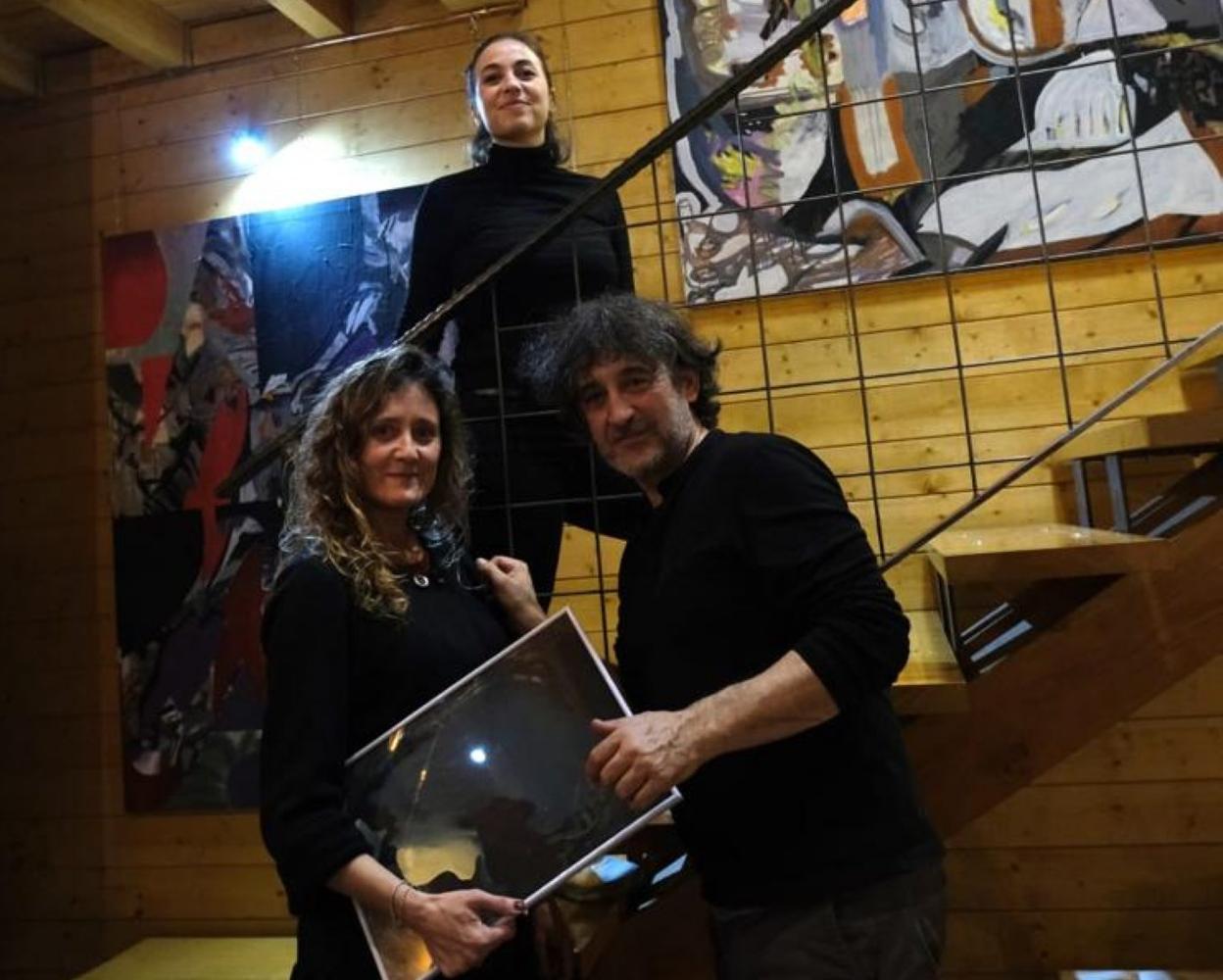 En las escaleras, la artista Martina Rodríguez, natural de Pancar. Con ella, Belén y Esteban Raposo, propietarios de la Librería de Pimiango, donde puede visitarse la exposición 'Orígenes' hasta el 6 de marzo. 