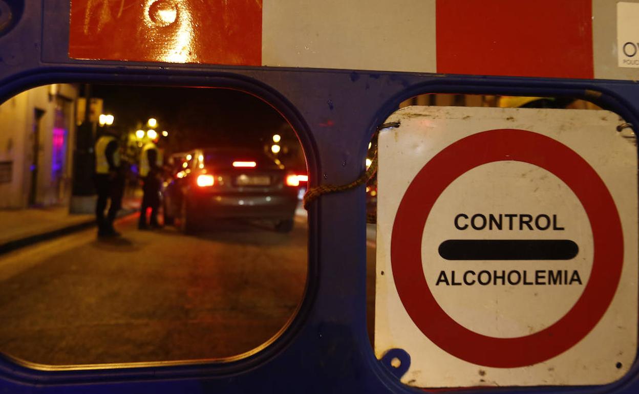 Señal de un control de alcoholemia en Oviedo. 