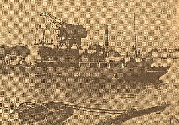 El 'Xaquín', bloqueado en el puerto local.