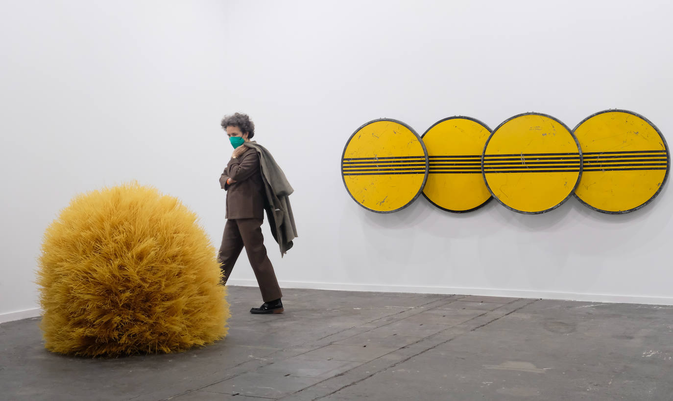 ARCO, la Feria Internacional de Arte Contemporáneo de Madrid, una de las más importantes del sector, comenzaba este miércoles tras dos años de pandemia. En esta primera jornada han acudido la Galería AMT, Galería Llamazares, Aurora Vigil-Escalera, Irma Álvaraez-Laviada, Avelino SALA, Carolina Compostizo y Fernando Masaveu.
