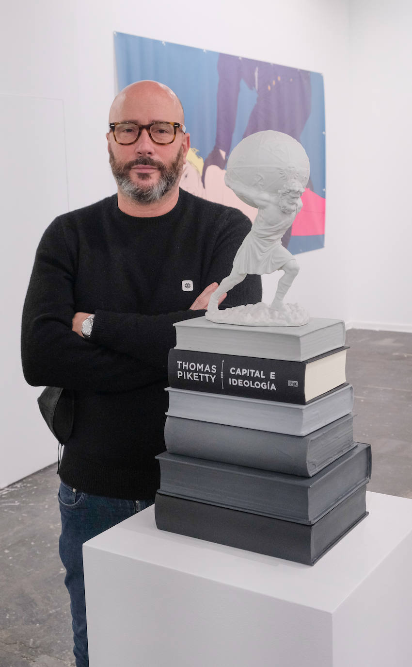 La Feria Internacional de Arte Contemporáneo de Madrid, una de las más importantes del sector, comenzaba este miércoles tras dos años de pandemia. En esta primera jornada han acudido la Galería AMT, Galería Llamazares, Aurora Vigil-Escalera, Irma Álvaraez-Laviada, Avelino SALA, Carolina Compostizo y Fernando Masaveu.