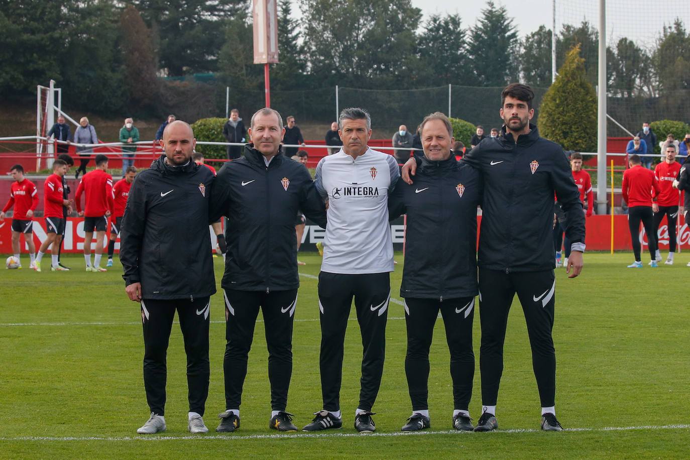 José Luis Martí ha dirigido este miércoles su primer entrenamiento al frente del Sporting, que ha comenzado con algo de retraso por la charla que ha tenido con la plantilla, en presencia de Javi Rico. Ha sido una sesión a puerta abierta y los sportinguistas no han querido perdérselo. 