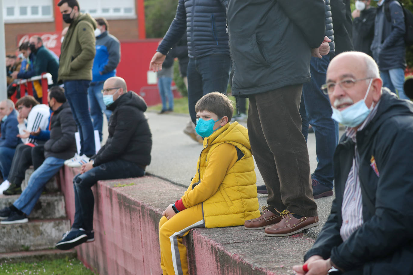 José Luis Martí ha dirigido este miércoles su primer entrenamiento al frente del Sporting, que ha comenzado con algo de retraso por la charla que ha tenido con la plantilla, en presencia de Javi Rico. Ha sido una sesión a puerta abierta y los sportinguistas no han querido perdérselo. 