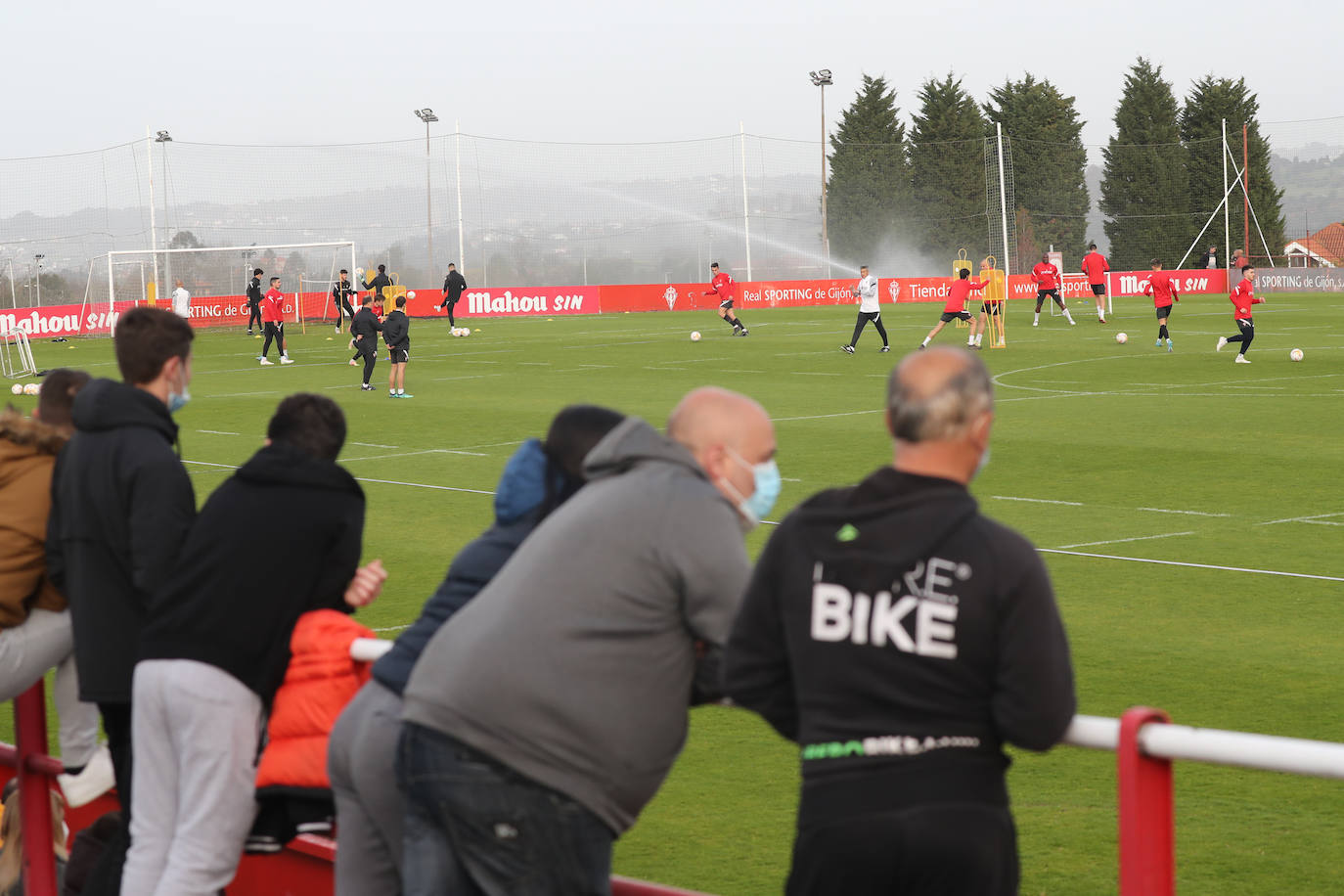 José Luis Martí ha dirigido este miércoles su primer entrenamiento al frente del Sporting, que ha comenzado con algo de retraso por la charla que ha tenido con la plantilla, en presencia de Javi Rico. Ha sido una sesión a puerta abierta y los sportinguistas no han querido perdérselo. 