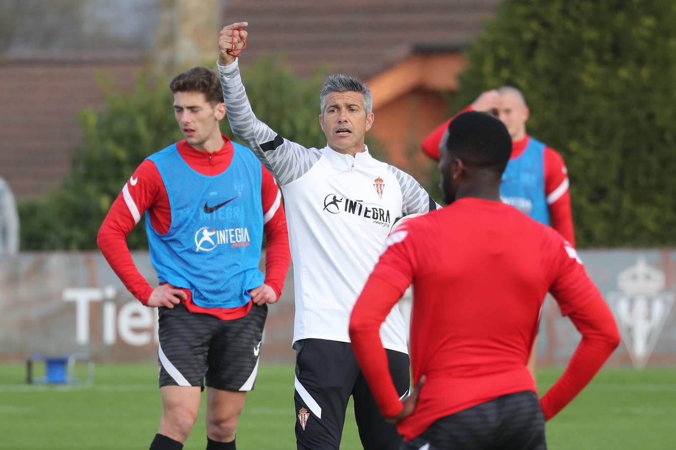 José Luis Martí ha dirigido este miércoles su primer entrenamiento al frente del Sporting, que ha comenzado con algo de retraso por la charla que ha tenido con la plantilla, en presencia de Javi Rico. Ha sido una sesión a puerta abierta y los sportinguistas no han querido perdérselo. 