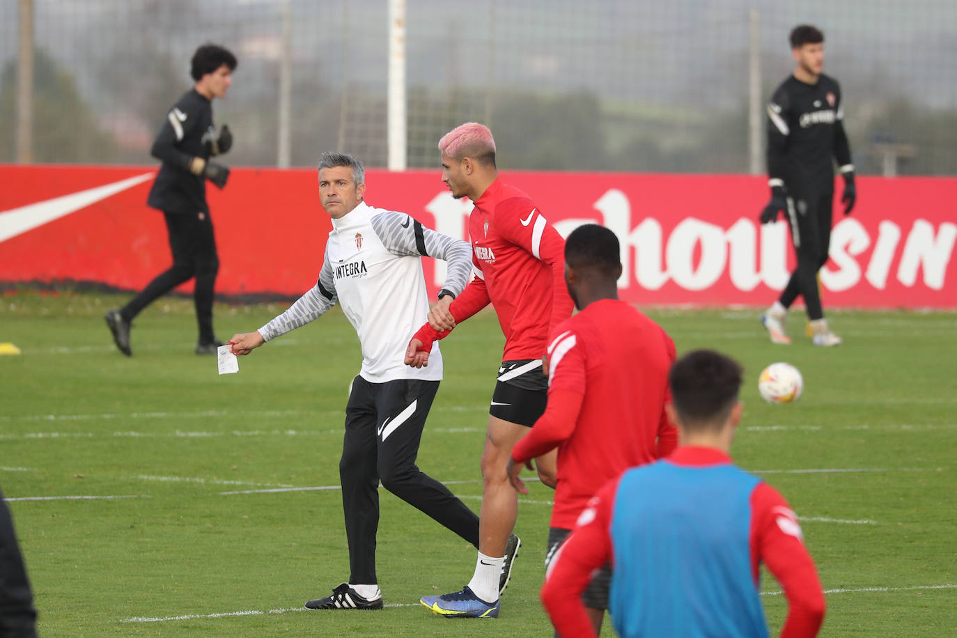 José Luis Martí ha dirigido este miércoles su primer entrenamiento al frente del Sporting, que ha comenzado con algo de retraso por la charla que ha tenido con la plantilla, en presencia de Javi Rico. Ha sido una sesión a puerta abierta y los sportinguistas no han querido perdérselo. 