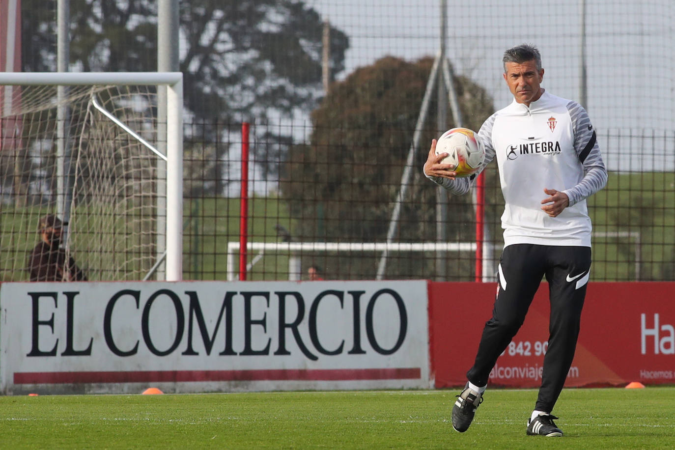 José Luis Martí ha dirigido este miércoles su primer entrenamiento al frente del Sporting, que ha comenzado con algo de retraso por la charla que ha tenido con la plantilla, en presencia de Javi Rico. Ha sido una sesión a puerta abierta y los sportinguistas no han querido perdérselo. 