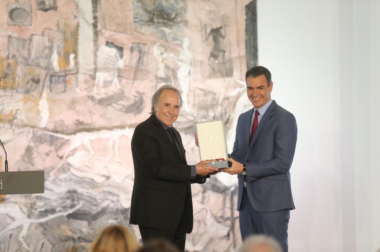 Serrat recibió la alta distinción de manos de Pedro Sánchez, ayer, en La Moncloa. 
