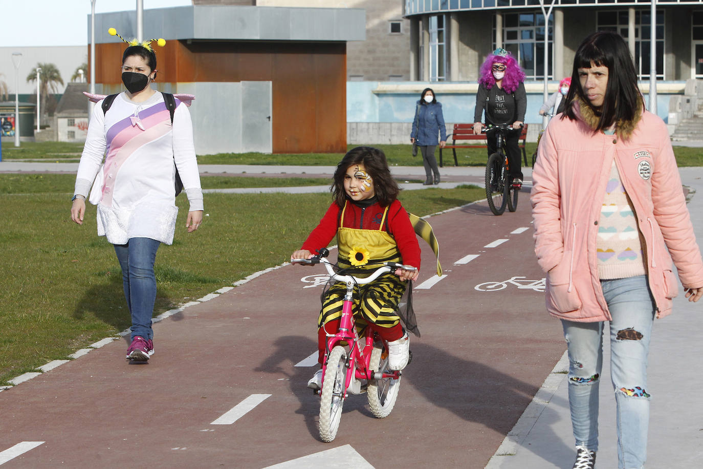 Los más pequeños lucen los disfraces de Carnaval subidos en las bicicletas y monopatines.