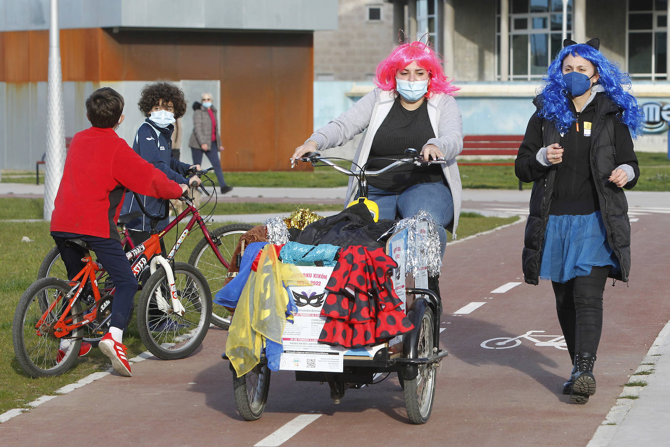 Los más pequeños lucen los disfraces de Carnaval subidos en las bicicletas y monopatines.