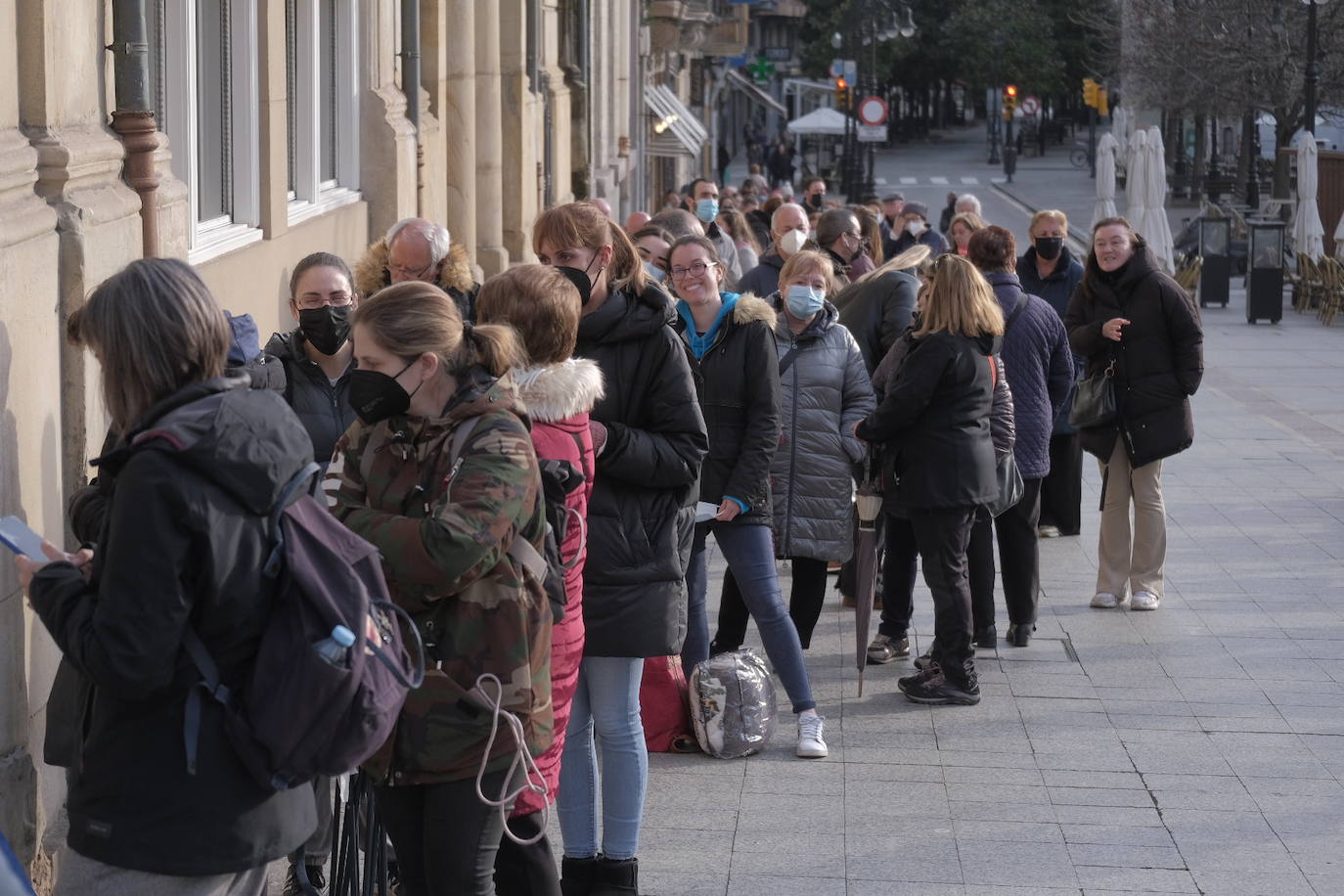 El Antroxu de Gijón ya ha llegado y se ha notado este jueves al pasear frente al teatro Jovellanos, donde decenas de personas hacían cola para conseguir una entrada para ver a las charangas. 