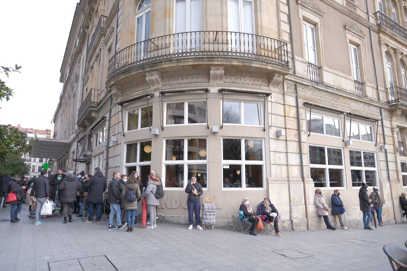 El Antroxu de Gijón ya ha llegado y se ha notado este jueves al pasear frente al teatro Jovellanos, donde decenas de personas hacían cola para conseguir una entrada para ver a las charangas. 