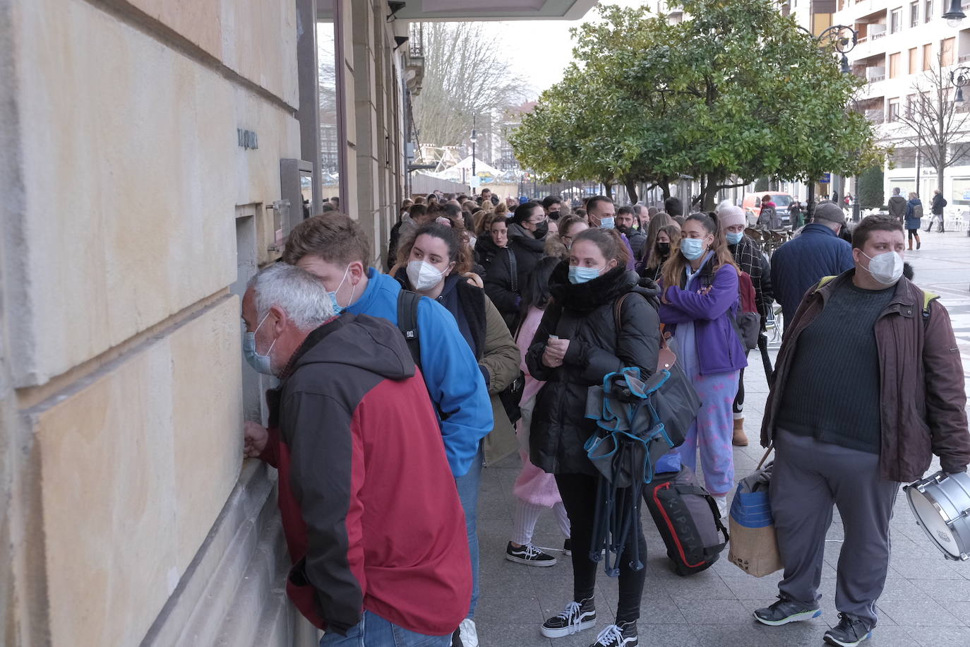 El Antroxu de Gijón ya ha llegado y se ha notado este jueves al pasear frente al teatro Jovellanos, donde decenas de personas hacían cola para conseguir una entrada para ver a las charangas. 