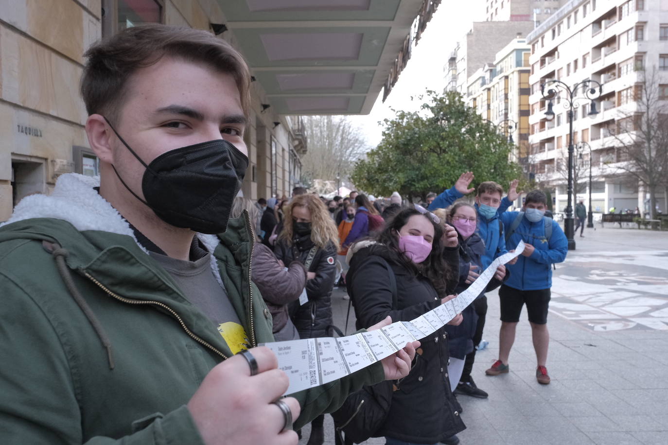 El Antroxu de Gijón ya ha llegado y se ha notado este jueves al pasear frente al teatro Jovellanos, donde decenas de personas hacían cola para conseguir una entrada para ver a las charangas. 