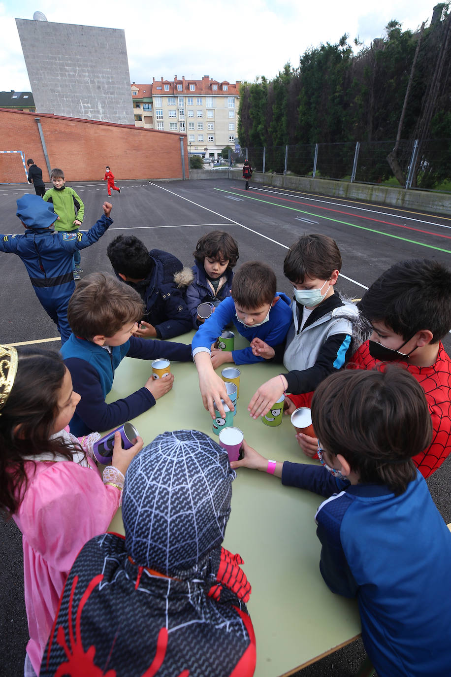 Los centros educativos de Oviedo celebran el Carnaval con los más pequeños en un jueves lleno de fiesta y actividades.