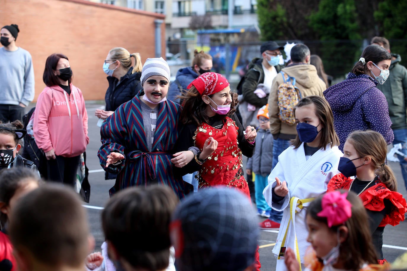 Los centros educativos de Oviedo celebran el Carnaval con los más pequeños en un jueves lleno de fiesta y actividades.