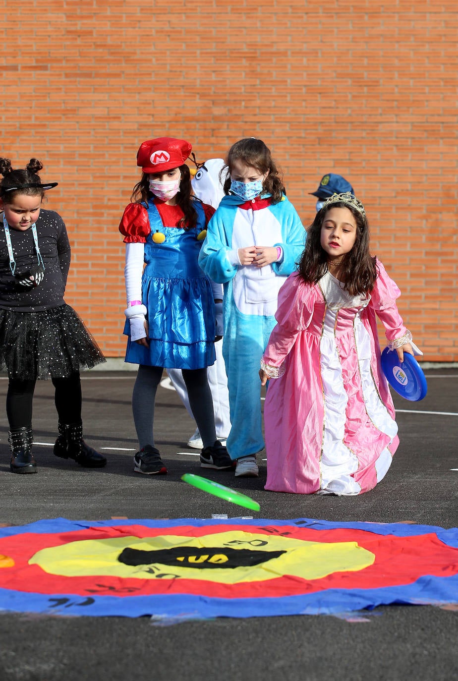 Los centros educativos de Oviedo celebran el Carnaval con los más pequeños en un jueves lleno de fiesta y actividades.