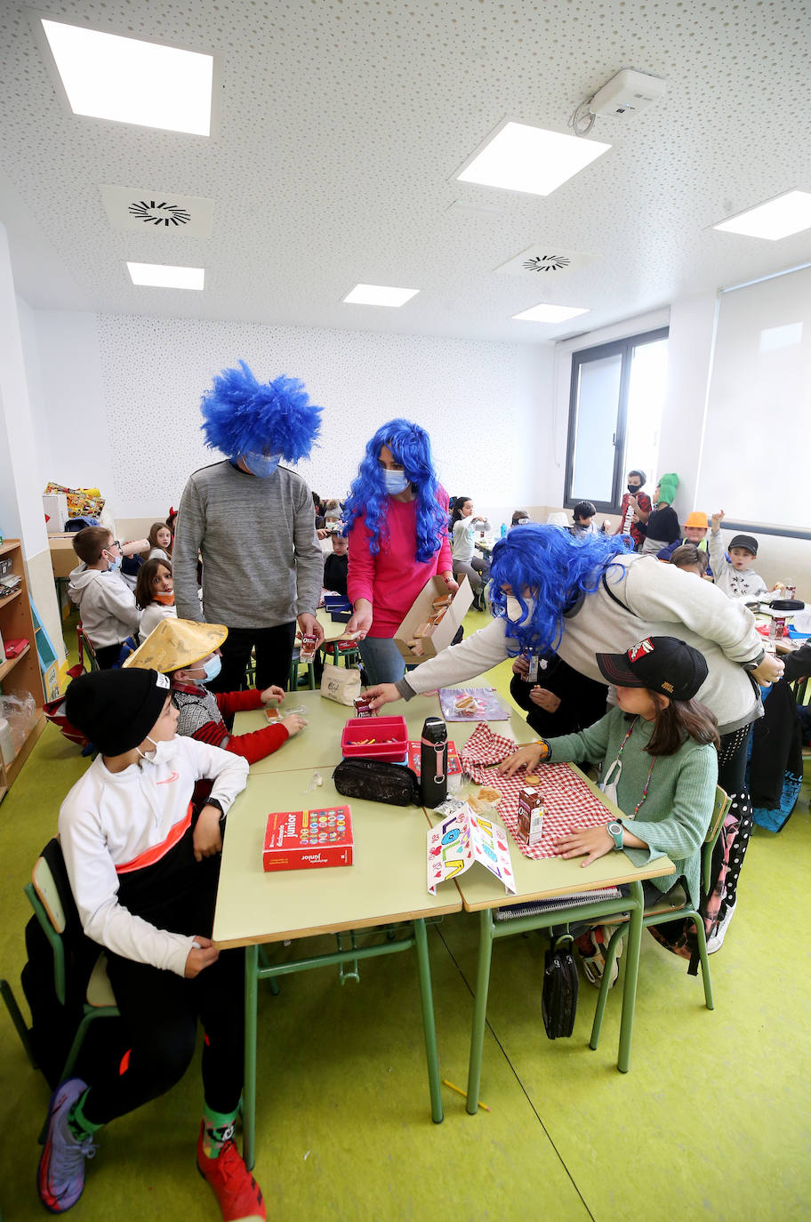 Los centros educativos de Oviedo celebran el Carnaval con los más pequeños en un jueves lleno de fiesta y actividades.