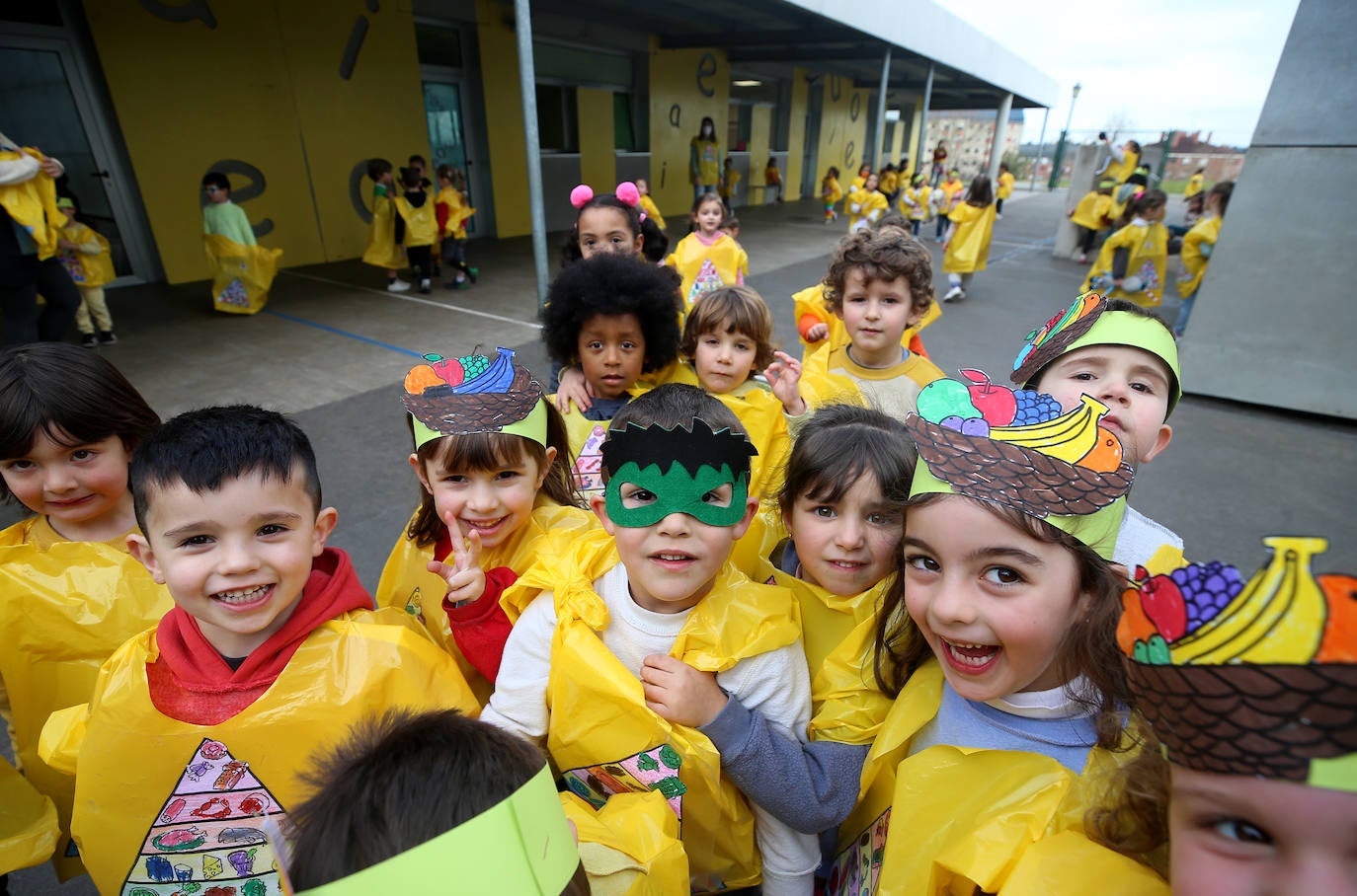 Los centros educativos de Oviedo celebran el Carnaval con los más pequeños en un jueves lleno de fiesta y actividades.