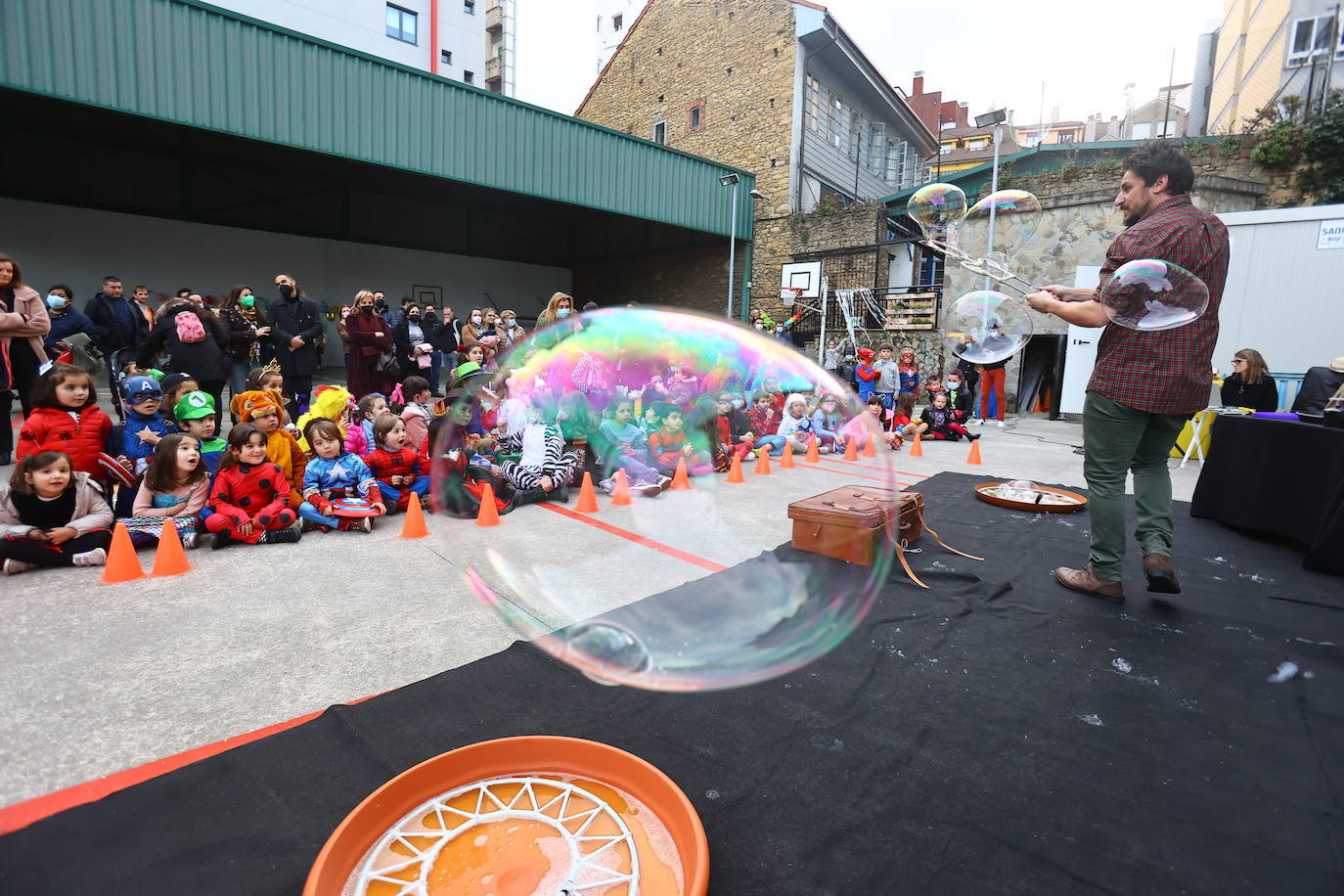 Los centros educativos de Oviedo han preparado actividades y un jueves de fiesta para que los más pequeños disfruten del Carnaval.