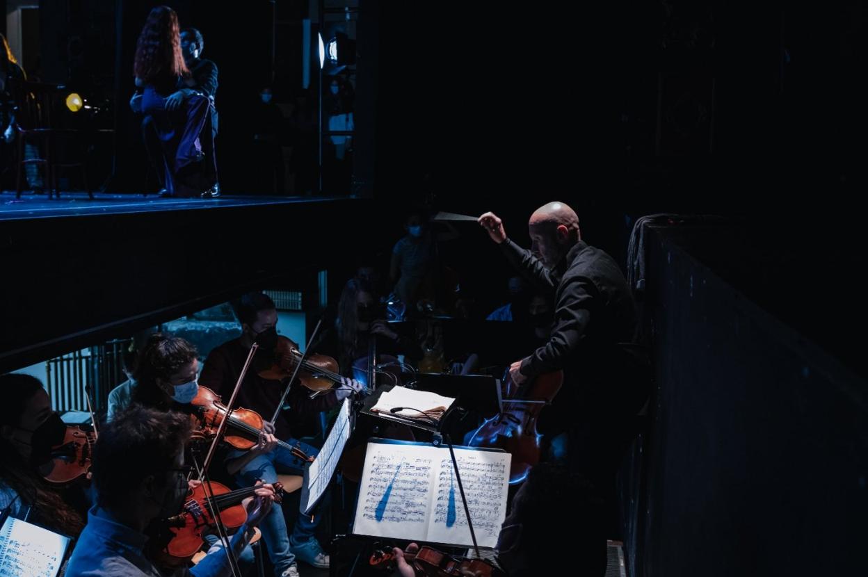 Mariano Rivas, en el foso, al frente de su orquesta. 