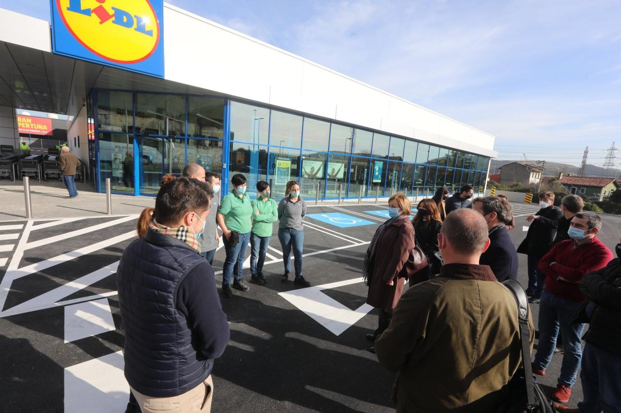 La alcaldesa se dirige a parte de la plantilla, ayer, en el aparcamiento del supermercado. 