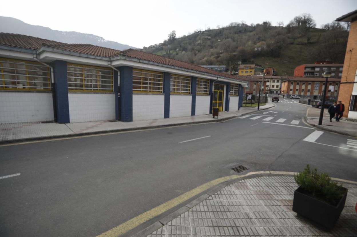 Edificio que alberga el actual centro de salud de Riosa. 