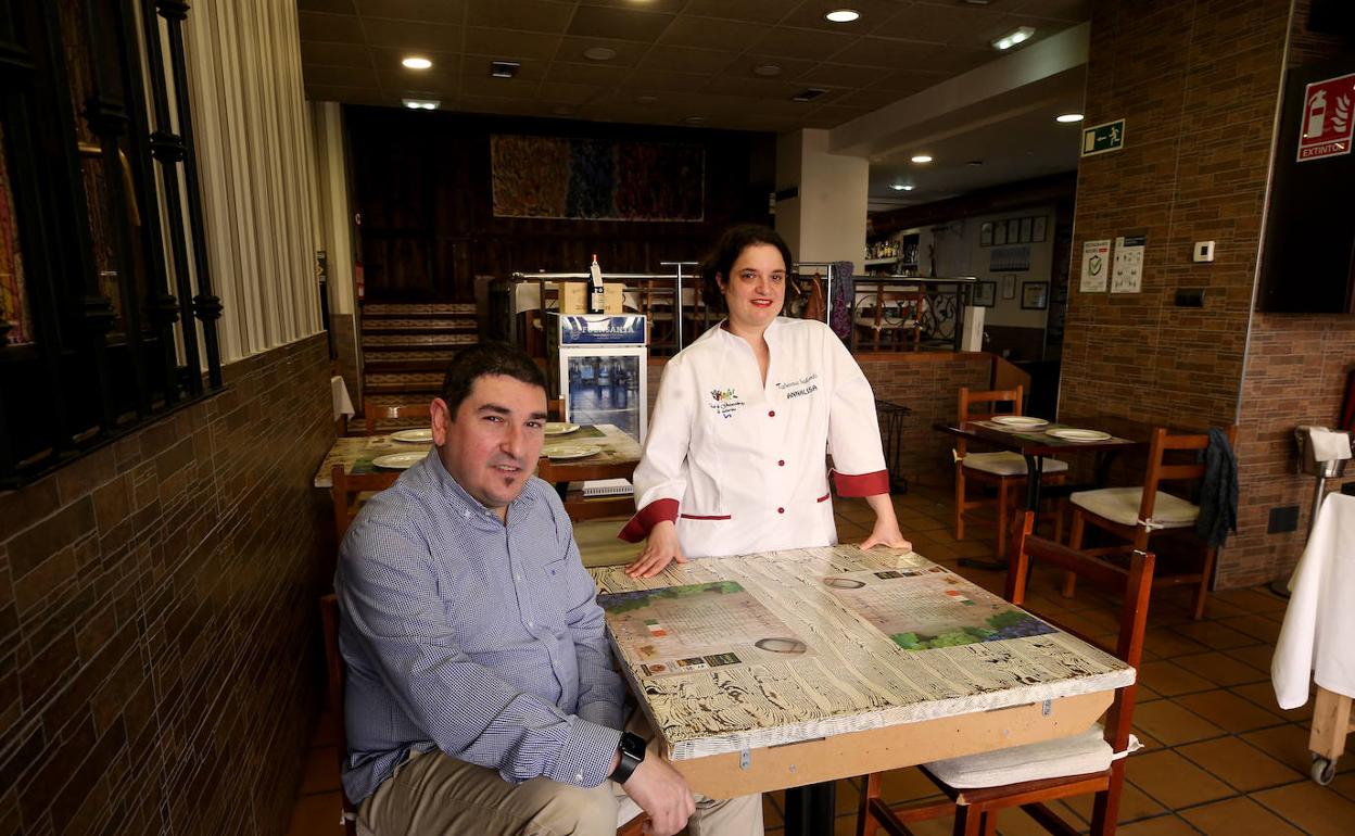 Joaquín Fernández y Anna Lisa Lusso, en el establecimiento ovetense