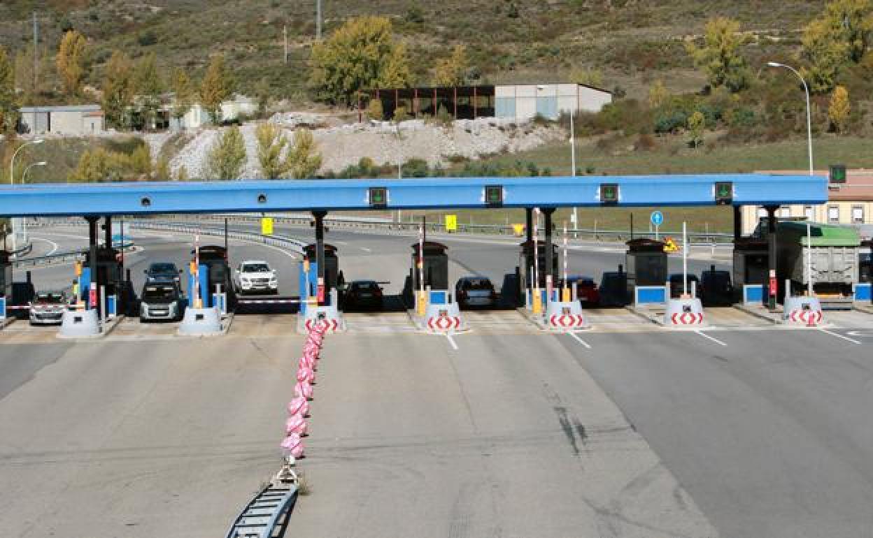Peaje de la autopista del Huerna.