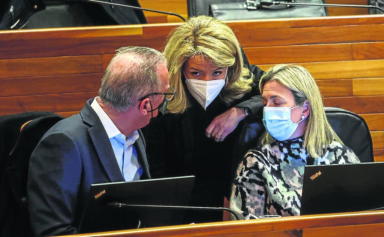 La presidenta del PP de Asturias, Teresa Mallada, conversa con los diputados de su grupo José Manuel Felgueres y Reyes Hurlé.