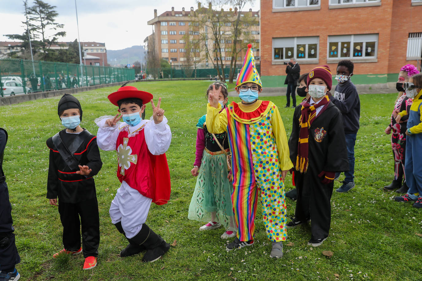 Los más pequeños disfrutaron este jueves del carnaval con fiestas y actividades en varios colegios de Gijón