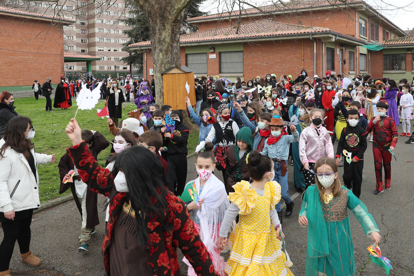 Los más pequeños disfrutaron este jueves del carnaval con fiestas y actividades en varios colegios de Gijón