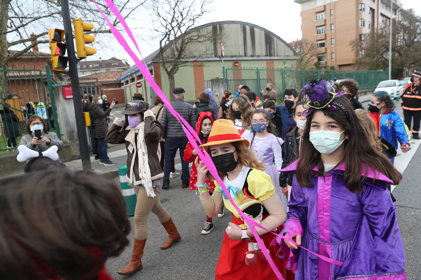 Los más pequeños disfrutaron este jueves del carnaval con fiestas y actividades en varios colegios de Gijón